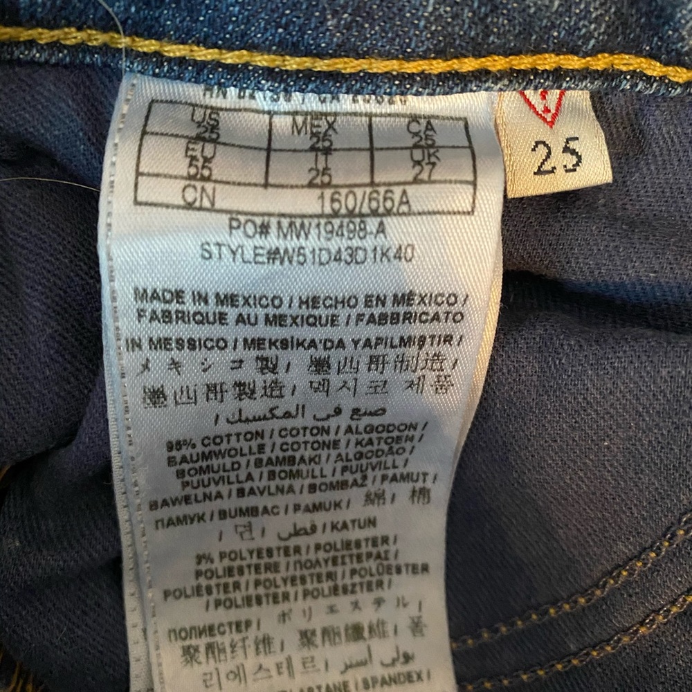 GUESS Jean Shorts - Picture 3 of 3